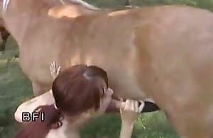 Người đẹp tóc đỏ thổi một con ngựa XXX