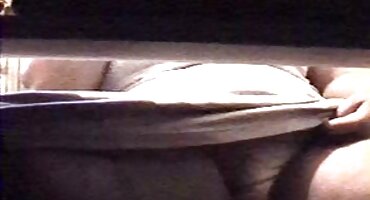 sex cởi áo Anh chàng mạnh mẽ khẳng định bạn gái của mình trên mông. sexhoathinh